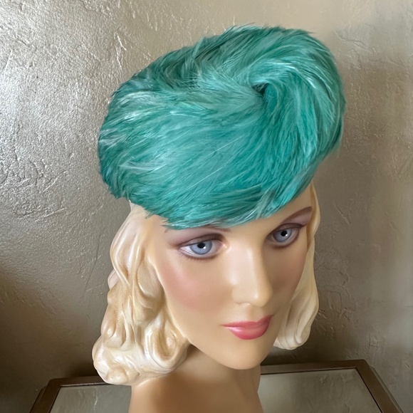 DAZZLING 1940s\' AQUA FEATHER TILT HAT WITH \